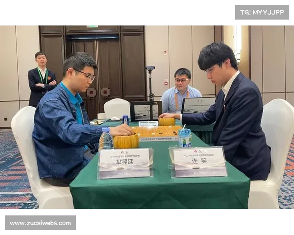 杭州联赛冠军颁奖瞬间，草根球员高举奖杯热泪盈眶